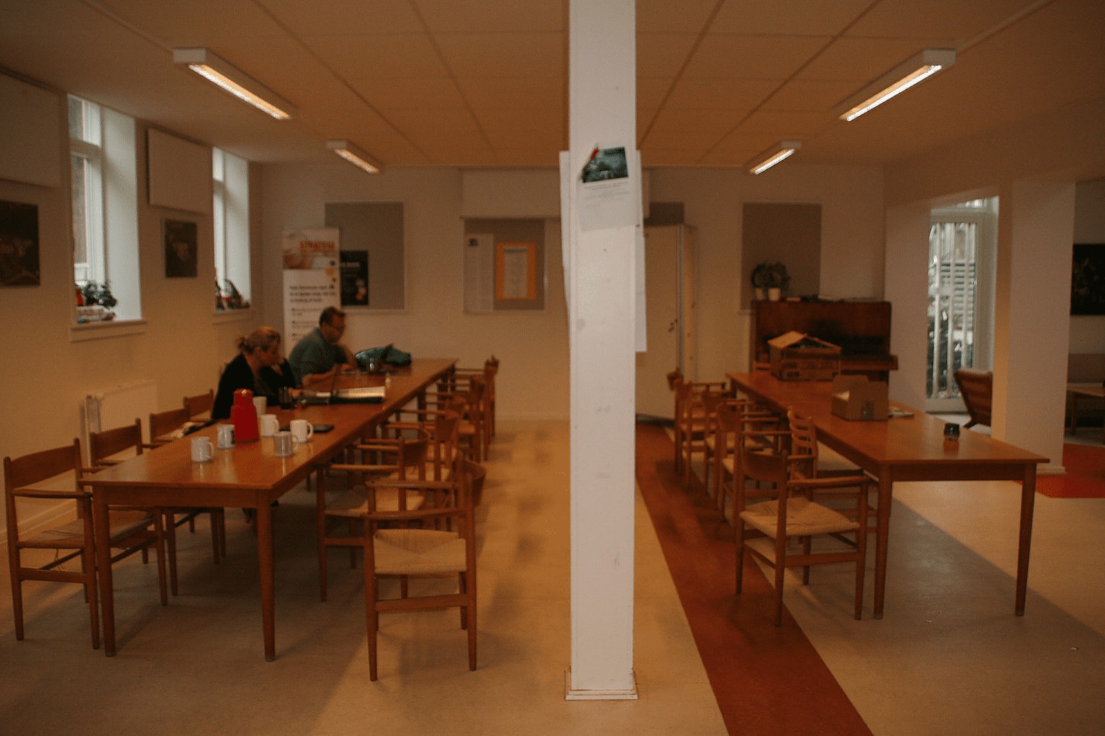 Personalerum på en skole før indretningen — slidt og uden klare zoner
